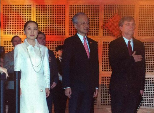 国庆招待会开始，奏美国国歌。左起：吴玺公使、崔天凯大使、.jpg