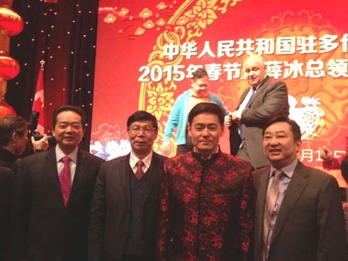 中国驻多伦多市总领事馆领事薛冰（右二）与丁昌盛等侨胞在招待会上.jpg