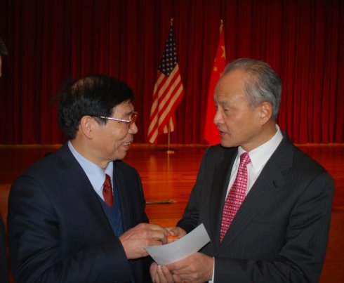 崔天凯大使与中国严新气功学会秘书长丁昌盛亲切交谈.jpg