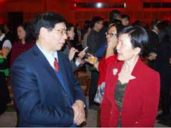 丁昌盛应邀出席中国驻美国大使馆春节招待会，在大使馆与美国严新气功爱好者大华府地区华侨领袖何晓慧女士交谈。.jpg