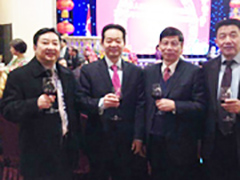 丁昌盛于2015年2月12日，在多伦多与爱国侨胞认识相聚，举杯祝福在加拿大同胞们羊年千祥云集，万事如意！.jpg