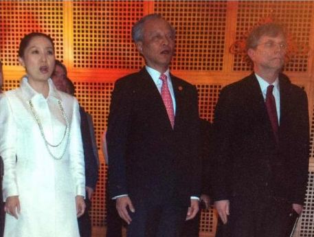 接着，唱中国国歌。左起：吴玺公使、崔天凯大使、.jpg