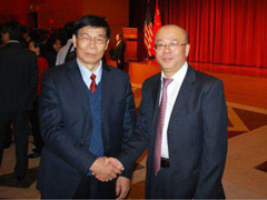 丁昌盛与中国驻美国大使馆总领事副总领事张毅在春节招待会上合影并交谈.jpg
