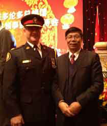 丁昌盛与加拿大多伦多市警察总署署长在多伦多春节招待会上.jpg