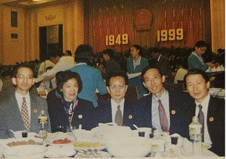 1999年国庆招待会餐桌合影.jpg