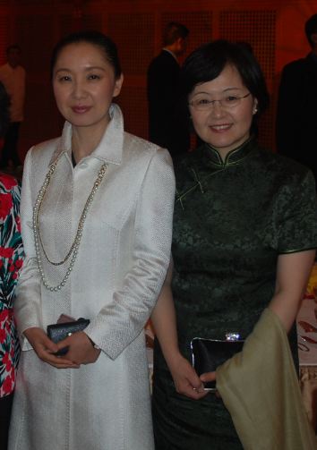 本次招待会主持人吴玺公使（左）与公使衔参赞李鸿（右）合影.jpg